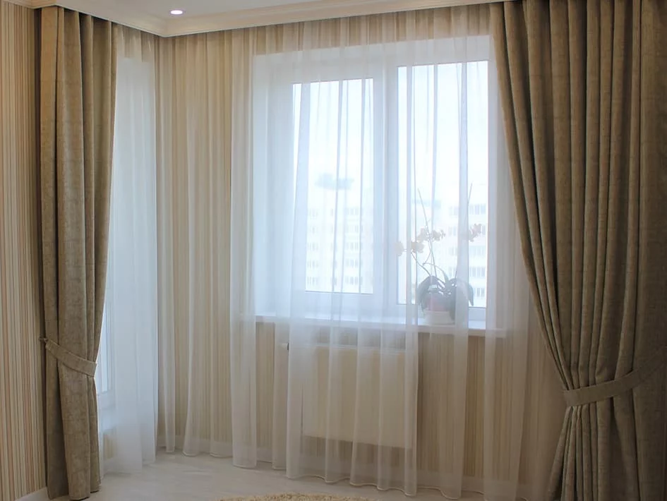 Как выбрать шторы на узкое окно в спальню, гостиную и кухню